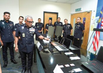 Pengarah Jabatan Siasatan Jenayah Komersil, Ramli Mohamed Yoosuf menunjukkan set komputer dan telefon bimbit yang dirampas pada sidang media yang diadakan di Menara KPJ Kuala Lumpur hari ini. UTUSAN/SYAKIR RADIN