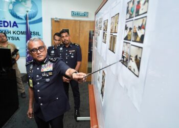 Pengarah Jabatan Siasatan Jenayah Komersil, Ramli Mohamed Yoosuf menunjukkan gambar aktiviti penipuan “Calling Centre” ketika ditemui pada sidang media yang diadakan di Menara KPJ Kuala Lumpur hari ini. UTUSAN/SYAKIR RADIN