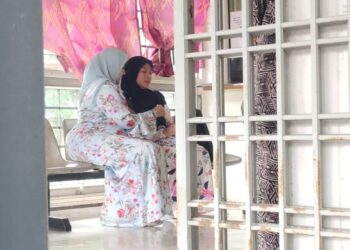 BIBI Sharliza Mohd. Khalid (kiri) ketika menziarahi dan menenangkan ibu pelajar tersebut di Unit Perubatan Forensik, HTAN, Kuala Pilah pagi tadi.-UTUSAN/NOR AINNA HAMZAH.