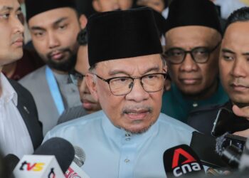 Anwar Ibrahim ketika ditemui pemberita selepas menunaikan solat Jumaat di Masjid Bandar Teknologi Kajang, hari ini.