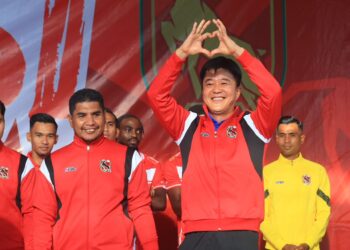 PARK Jaehong (kanan) diumumkan sebagai pengendali baharu Kelantan Darul Naim FC bagi mengharungi saingan Liga Super musim ini semasa Majlis Pelancaran Jersi dan Pengenalan Pasukan KDN FC di Dataran Warisan Stadium Sultan Muhammad IV, Kota Bharu, Kelantan-UTUSAN/KAMARUL BISMI KAMARUZAMAN