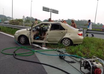 ANGGOTA bomba mengeluarkan mangsa kemalangan yang tersepit dalam kejadian di susur masuk Tol Pajam dekat Lebuhraya Kajang-Seremban (Lekas) dekat Nilai, Seremban pagi semalam.-GAMBAR/IHSAN BOMBA.