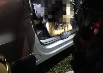 KEADAAN seorang wanita yang tersepit di bahagian tempat duduk pemandu selepas kereta yang dipandunya terbabas sebelum melanggar sebatang pokok di Jalan Macalister, George Town, Pulau Pinang.