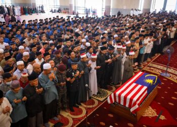 AHLI keluarga dan kenalan memberi penghormatan terakhir kepada bekas Ketua Polis Negara, Allahyarham Tun Haniff Omar di Masjid Negara. - UTUSAN/ Saddam Yusoff