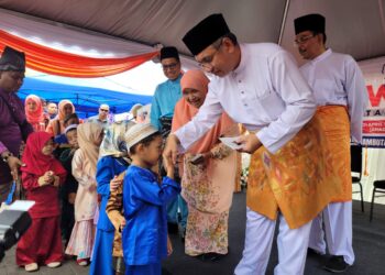 ADLY Zahari (kanan) diiringi ADUN Kota Lama, Dr. Hafidzah Mustakim (dua dari kanan) menyampaikan duit raya pada Program Jiwa Komuniti Madani dan Majlis Sambutan Hari Raya Aidilfitri @ Kota Lama di Dataran Muhammadi, Kota Bharu, Kelantan hari ini. UTUSAN/MUSTAQIM MOHAMED