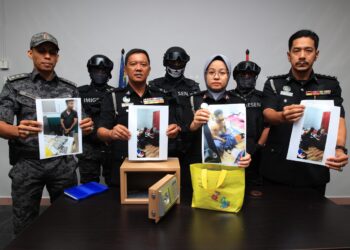 RUZAANA Mohamed(dua Kanan) bersama pegawai menunjukan barang rampasan berkait tangkapan lelaki Rohingya yang memalsukan slip kad UNCHR semasa sidang media di Pejabat JIM Kelantan di Kota Bharu, Kelantan hari ini-UTUSAN/KAMARUL BISMI KAMARUZMAN.