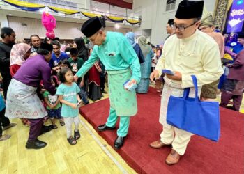 MOHD. Shukri Ramli (dua dari kanan) menyerahkan sumbangan duit raya sewaktu Majlis Hari Raya Aidilfitri Menteri Besar dan Kerajaan Negeri Perlis yang berlangsung di Dewan 2020, Kangar, Perlis semalam. -UTUSAN/ASYRAF MUHAMMAD