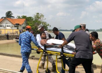 MUHAMMAD Nursyarif Mat Nasir dibawa dengan pengusung menaiki ambulans untuk mendapatkan rawatan di Hospital Raja Perempuan Zainab II (HRPZ II) Kota Bharu, Kelantan hari ini-UTUSAN/ROHANA MOHD. NAWI.