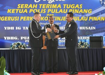 RAZARUDIN Husain (tengah) ketika menyaksikan Majlis Serah Terima Tugas antara Hamzah Ahmad (kanan) dan Khaw Kok Chin (kiri) di Dewan Mutiara di Ibu Pejabat Kontinjen (IPK) Pulau Pinang
