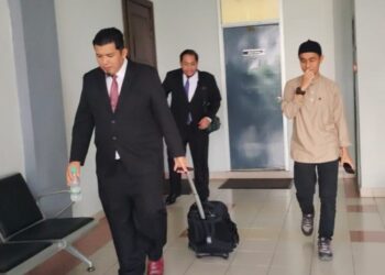 PU Azman ketika hadir ke Mahkamah Sesyen Seremban hari ini.-UTUSAN/NOR AINNA HAMZAH