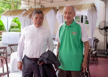MOHAMAD  Sabu (kiri) bersama Muhammad Muhammad Taib. - FACEBOOK/MOHAMAD SABU.