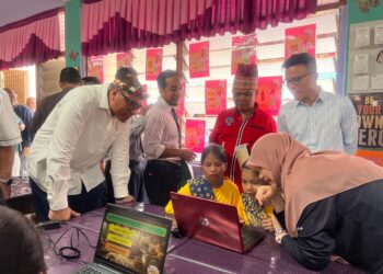 FADHLINA Sidek (kanan) meninjau proses pembelajaran Bahan Enhancing Reading Through Digital Text (ERDT) murid Orang Asli di Sekolah Kebangsaan (SK) Kuala Betis di Kuala Betis, Gua Musang, Kelantan.UTUSAN/AIMUNI TUAN LAH.