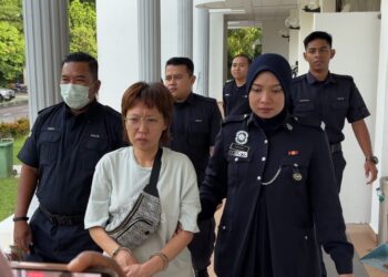 OO Saw Kee (berbaju putih) dijatuhi hukuman penjara selama 10 tahun selain didenda sebanyak RM6,000 selepas mengaku bersalah menyimbah air panas ke arah seorang OKU Sindrome Down di sebuah lif pangsapuri di Bayan Lepas, Pulau Pinang.-UTUSAN/IQBAL HAMDAN