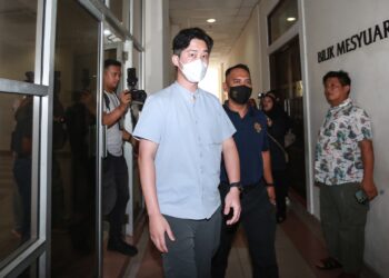 Sum Yew Hom keluar dari Mahkamah Majistret Petaling Jaya selepas didakwa menjilid 3,800 naskhah al-Quran tanpa lesen. UTUSAN/AFIQ RAZALI