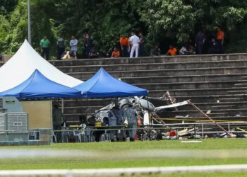 KEADAAN helikopter TLDM yang terhempas di  Kompleks Sukan TLDM Lumut. - UTUSAN/MUHAMAD NAZREEN SYAH MUSTHAFA