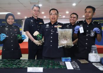 RAZLAM Ab. Hamid (tengah) menunjukkan sebahagian daripada dadah yang dirampas ketika sidang akhbar di IPD Timur Laut, Pulau Pinang hari ini-UTUSAN/IQBAL HAMDAN