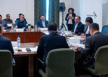 ANWAR Ibrahim mempengerusikan mesyuarat Pihak Berkuasa Wilayah Pembangunan Iskandar (IRDA) di Putrajaya. -FACEBOOK ANWAR IBRAHIM