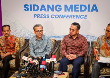 Menteri Komunikasi, Fahmi Fadzil bersama, Menteri Sumber Manusia, Steven Sim Chee Keong ketika sidang media Majlis Menandatangani Perjanjian Persefahaman (MoU) antara FINAS dan PERKESO di Hotel Royale Chulan. Foto : Saddam Yusoff