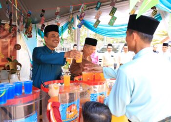 SAZALI Mohamad (kiri) meraikan tetamu yang hadir ke Majlis Sambutan Hari Raya Aidilfitri JKDM Kelantan, Kota Bharu, kelantan hari ini-UTUSAN/KAMARUL BISMI KAMARUZAMAN.