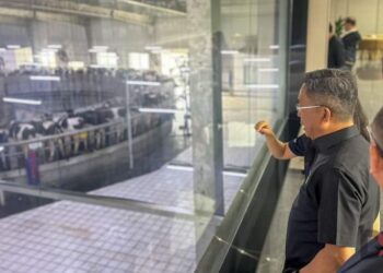 JALALUDDIN Alias ketika mengadakan lawatan ke Wei Gang Dairy Farm di Nanjing, China, semalam.