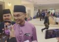 MENTERI Besar, Mohd. Shukri Ramli kelihatan tenang di sebalik penahanan reman anaknya oleh Suruhanjaya Pencegahan Rasuah Malaysia (SPRM) di sini hari ini. PIX/MOHD. SHUKRI RAMLI