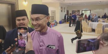 MENTERI Besar, Mohd. Shukri Ramli kelihatan tenang di sebalik penahanan reman anaknya oleh Suruhanjaya Pencegahan Rasuah Malaysia (SPRM) di sini hari ini. PIX/MOHD. SHUKRI RAMLI