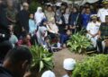 SUASANA pilu menyelubungi tanah perkuburan Masjid Jamek Sungai Nibong Besar, Pulau Pinang selepas jenazah Komander Muhammad Firdaus Ramli dikebumikan.