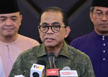 MOHAMED Khaled ketika sidang media selepas menghadiri Majlis Sambutan Hari Raya Aidilfitri Angkatan Tentera Malaysia di Dewan Perkasa, Wisma Perwira ATM, Jalan Tekpi, Kementah, di sini. UTUSAN/AMIR KHALID