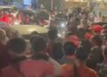 TANGKAP layar satu rakaman vidoe menunjukkan orang ramai mengerumuni sebuah kereta yang dikatakan membunyikan hon dengan kuat ketika istiadat pengebumian salah seorang mangsa nahas helikopter sedang dijalankan di Sungai Nibong, George Town, Pulau Pinang