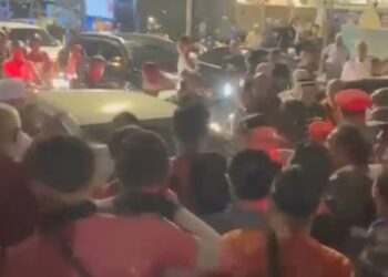TANGKAP layar satu rakaman video menunjukkan orang ramai mengerumuni sebuah kereta yang dikatakan membunyikan hon dengan kuat ketika istiadat pengebumian salah seorang mangsa nahas helikopter sedang dijalankan di Sungai Nibong, George Town, Pulau Pinang