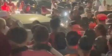 TANGKAP layar satu rakaman video menunjukkan orang ramai mengerumuni sebuah kereta yang dikatakan membunyikan hon dengan kuat ketika istiadat pengebumian salah seorang mangsa nahas helikopter sedang dijalankan di Sungai Nibong, George Town, Pulau Pinang