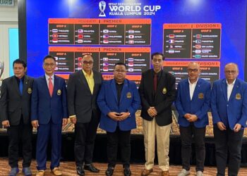 Presiden Persatuan Sepaktakraw Malaysia (PSM), Datuk Mohd. Sumali Reduan (tengah) semasa  Majlis Undian Kejohanan Piala Dunia Sepak Takraw 2024 di PWTC, hari ini.