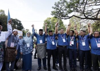 PENGERUSI Perikatan Nasional (PN) Tan Sri Muhyiddin Yassin bersama calon PN PRK Kuala Kubu Baharu, pagi tadi. - UTUSAN/SHIDDIEQIIN ZON