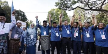 PENGERUSI Perikatan Nasional (PN) Tan Sri Muhyiddin Yassin bersama calon PN PRK Kuala Kubu Baharu, pagi tadi. - UTUSAN/SHIDDIEQIIN ZON