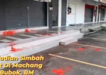 TANGKAP layar yang diambil daripada satu rakaman video menunjukkan sebuah premis perniagaan yang belum beroperasi disimbah dengan cat merah di Machang Bubok, Bukit Mertajam, Pulau Pinang