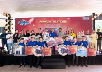 Tan Sri Ir (Dr.) Lim Hock San diiringi lembaga pengarah LBS dan MGB di atas pentas bersama para pemenang bertuah di Acara Kemuncak LBS Fabulous Extra 2022-23 grand finale.