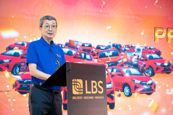 Tan Sri Ir (Dr.) Lim Hock San menyampaikan ucapan tahniah kepada kesemua pemenang yang hadir pada Acara Kemuncak LBS Fabulous Extra 2022-23 grand finale