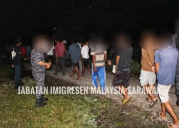 JABATAN Imigresen Sarawak ketika menahan 72 pendatang tanpa izin (PATI) Indonesia dalam operasi ‘Ops Sapu’  di sekitar Asajaya, Kota Samarahan di sini semalam.