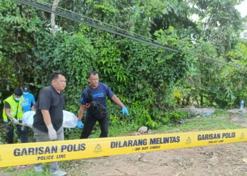 ANGGOTA polis mengangkat mayat seorang lelaki yang ditemukan terapung di Sungai Linggi berhampiran Pusat Dakwah Islamiah, Paroi, Seremban tengah hari tadi.