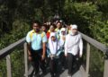 FADHLINA Sidek (depan, kanan) bersama sebahagian daripada pelajar SMK Air Itam ketika mengikuti program Rizab Biosfera UNESCO di Bukit Bendera, Pulau Pinang.-UTUSAN/IQBAL HAMDAN