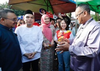 SOCK Tao bersama Khairul Azhari (kanan) bertembung semasa berkempen sambil ditemani Mohd Hasnizan (kiri), Syahredzan (dua dari kiri) dan Young Syefura (tengah) di Pasar Pagi Batang Kali - UTUSAN/SHIDDIEQIIN ZON.