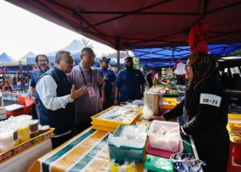 KHAIRUL Azhari beramah mesra dengan peniaga di Pasar Pagi Batang Kali sambil ditemani Mohd Hasnizan - UTUSAN/SHIDDIEQIIN ZON