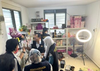 LOKASI sindiket menjalankan jualan dalam talian produk komestik dan kecantikan tanpa kelulusan KKM dalam serbuan Jabatan Imigresen Malaysia di Ampang dan Setapak.