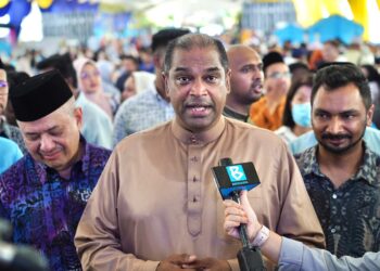 Timbalan Menteri Pembangunan Usahawan dan Koperasi Malaysia, Datuk Ramanan Ramakrishnan ketika ditemubual wartawan pada Majlis Rumah Terbuka Aidilfitri Datuk Ramanan Ramakrishnan di Pusat khidmat Rakyat (Parlimen Sungai Buloh) di sini hari ini. - UTUSAN/SYAKIR RADIN