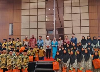 AHMAD Fuzi Abdul Razak (tengah) dan Chow Kon Yeow (tiga dari kiri) bergambar bersama anak-anak yatim dalam satu majlis anjuran Kor Konsulat Kehormat Malaysia, di George Town, Pulau Pinang.