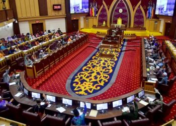 SERAMAI 32 Ahli Dewan Undangan Negeri (ADUN)  sebulat suara menolak Akta Laut Wilayah 2012 (Akta 750) dalam Mesyuarat Penggal Persidangan Kedua DUN Terengganu Ke-15, di Kuala Terengganu, baru-baru ini. – UTUSAN/PUQTRA HAIRRY ROSLI