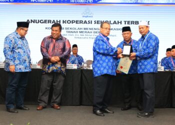 ABDUL Fattah Abdullah (kiri) menyampaikan penghargaan kepada koperasi yang berjaya di Kelantan selepas Mesyuarat Agung Angkasa Negeri Kelantan di Kota Bharu, Kelantan hari ini-UTUSAN/KAMARUL BISMI KAMARUZAMAN.