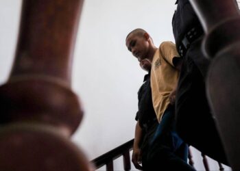 TERTUDUH mengaku tidak bersalah di Mahkamah Sesyen, Ayer Keroh, Melaka atas pertuduhan merompak sebuah telefon bimbit. - UTUSAN/SYAFEEQ AHMAD