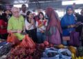 TEO Nie Ching menemani Pang Sock Tao menyantuni penduduk yang berkunjung ke Pasar Awam Kuala Kubu Baharu, Hulu Selangor. - UTUSAN/M. FIRDAUS M. JOHARI