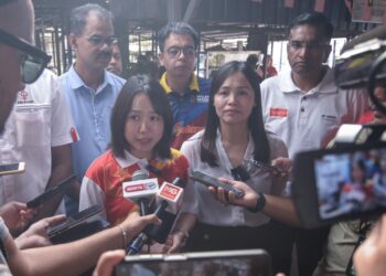 NIE Ching (tengah) bersama Sock Tao (kanan) ketika ditemui pemberita selepas melakukan lawatan di  Pasar Awam Kuala Kubu Baharu, di sini - UTUSAN/M. FIRDAUS M. JOHARI.